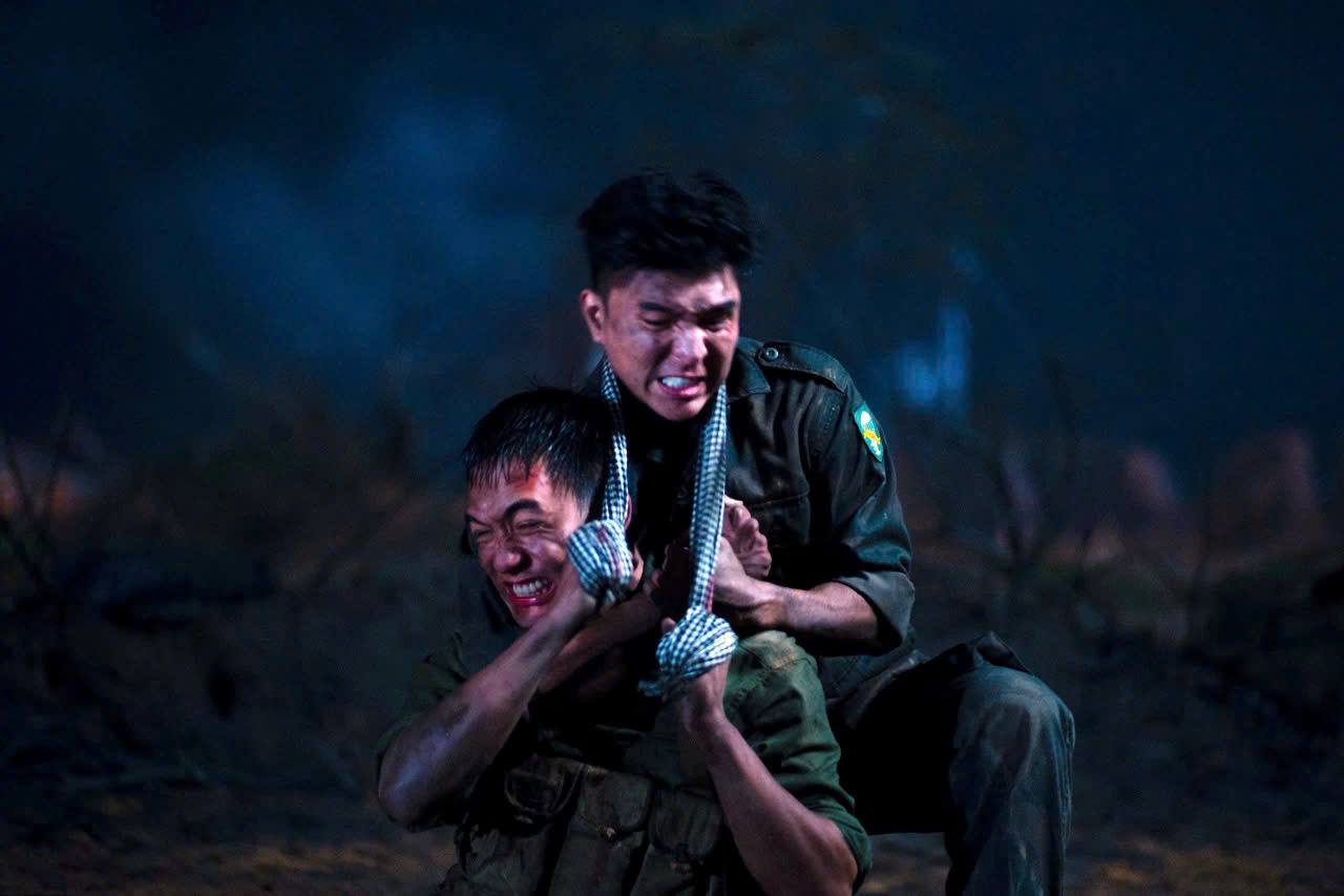 Bật mí ý nghĩa chiếc khăn rằn trong phim Mưa Đỏ- Ảnh 1.