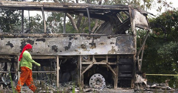 Tai nạn xe buýt kinh hoàng ở Mexico, 41 người chết chiec xe buyt bi dot chay hoan toan sau vu va cham anh reuters 09270202 1739509277528 1739509277729242247330 24 0 474 720 crop 17395093017481807587358jpg