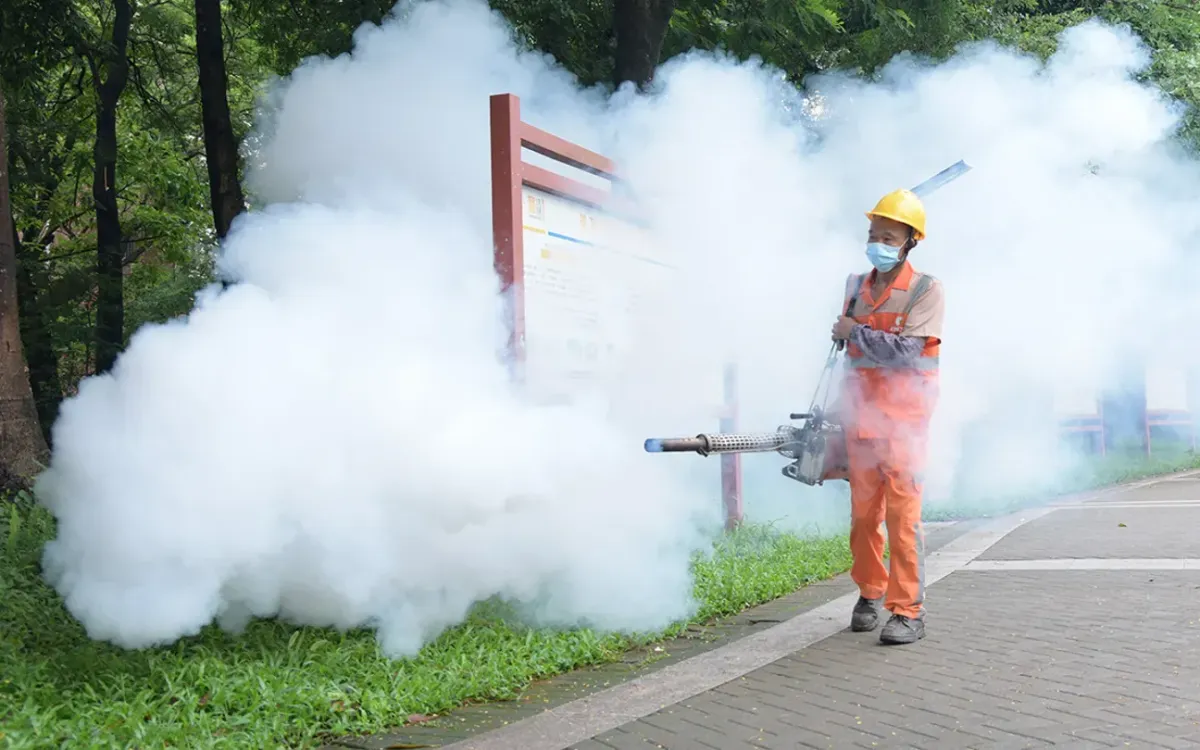 Nhân viên dịch tễ phun thuốc diệt muỗi để ngăn chặn sự lây lan của virus chikungunya, ngày 3/8/2025 tại Đông Quan, tỉnh Quảng Đông, Trung Quốc (Ảnh: VCG/Getty Images)