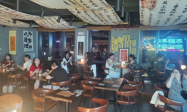 Giới trẻ Trung Quốc đi bar kết hợp xin quẻ cầu may: Đằng sau những gam màu tối của nền kinh tế lớn thứ 2 thế giới- Ảnh 1. Giới trẻ Trung Quốc đi bar kết hợp xin quẻ cầu may: Đằng sau những gam màu tối của nền kinh tế lớn thứ 2 thế giới- Ảnh 1.