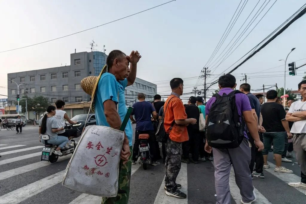 Buồn cho những người bị bỏ lại phía sau tại nền kinh tế lớn thứ 2 thế giới: Mất việc vì “quá tuổi”, lên thủ đô tìm việc từ tờ mờ sáng, “việc ít, người đông”, tiền công lại bị môi giới cắt xén- Ảnh 2.