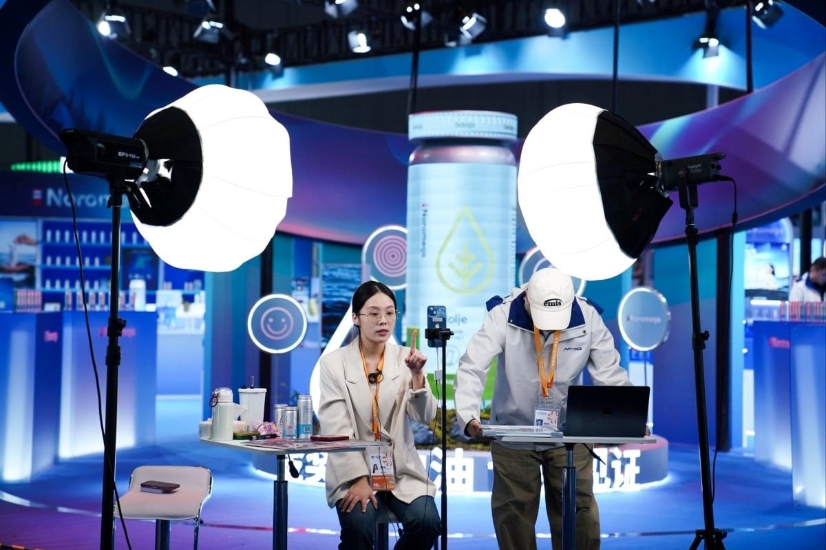 Thất nghiệp, giới trẻ Trung Quốc rải CV săn việc tại nơi không ngờ tới, vừa có thêm thu nhập, vừa mở rộng quan hệ- Ảnh 1.