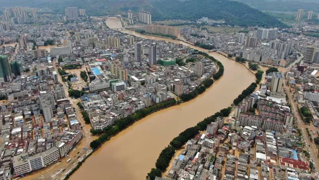 Cảnh tượng nghẹt thở trong trận lũ lịch sử tại Trung Quốc: Xe cộ, vật nuôi bị trôi như lá, hơn 10.000 người sơ tán- Ảnh 2. Cảnh tượng nghẹt thở trong trận lũ lịch sử tại Trung Quốc: Xe cộ, vật nuôi bị trôi như lá, hơn 10.000 người sơ tán- Ảnh 2.