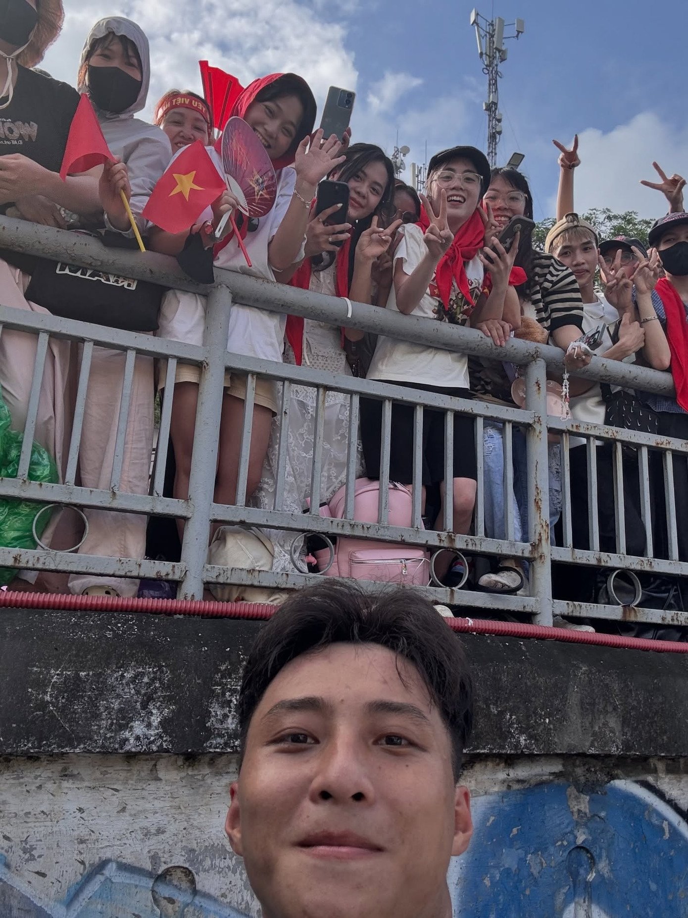 Những bức ảnh chụp vội nhưng không thể giấu được niềm hạnh phúc của cả chiến sĩ và nhân dân. Ảnh: @xyam.gam.