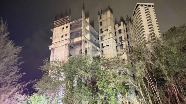 2 người đàn ông mò vào chung cư bỏ hoang để ăn trộm, đến tối 1 người bất ngờ được phát hiện đã tử vong- Ảnh 1.