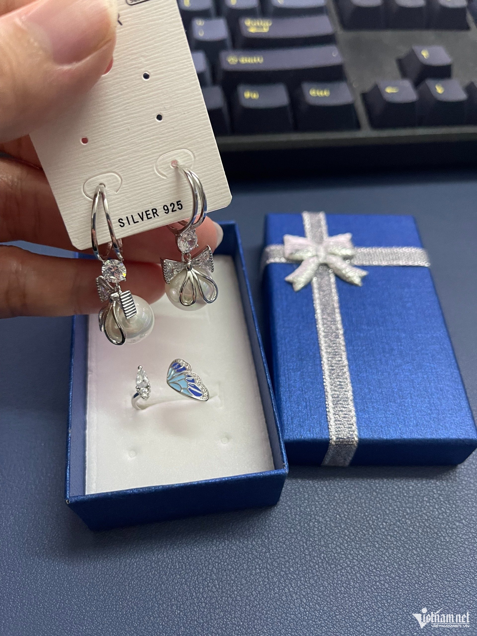 Chồng cũ từ chối tái hợp nhưng năm nào cũng tặng quà sinh nhật, 20/10, 8/3 cho vợ cũ vì muốn dạy con trai cách cư xử tử tế với phụ nữ. Ảnh minh họa