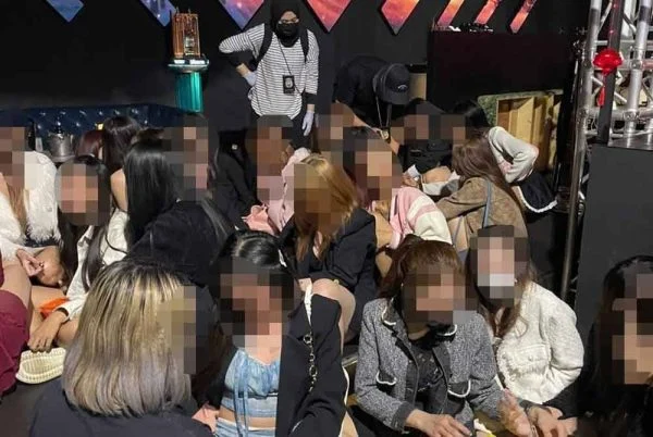 chong-me-cuoc-song-trac-tang-vung-het-luong-cho-tiep-vien-vo-tuc-gian-bao-canh-sat-5-1739518120-564-widthheight Cảnh sát bắt giữ nhiều người tại hộp đêm này.