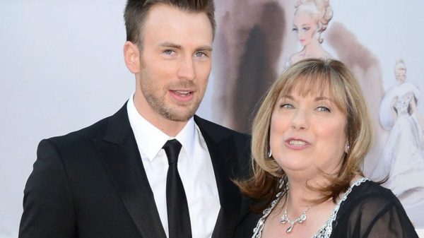 Chris Evans Vắng Mặt Tại Liên Hoan Phim Cannes Để Dự Sinh Nhật Mẹ 70 Tuổi chris evan3 kqzujpg