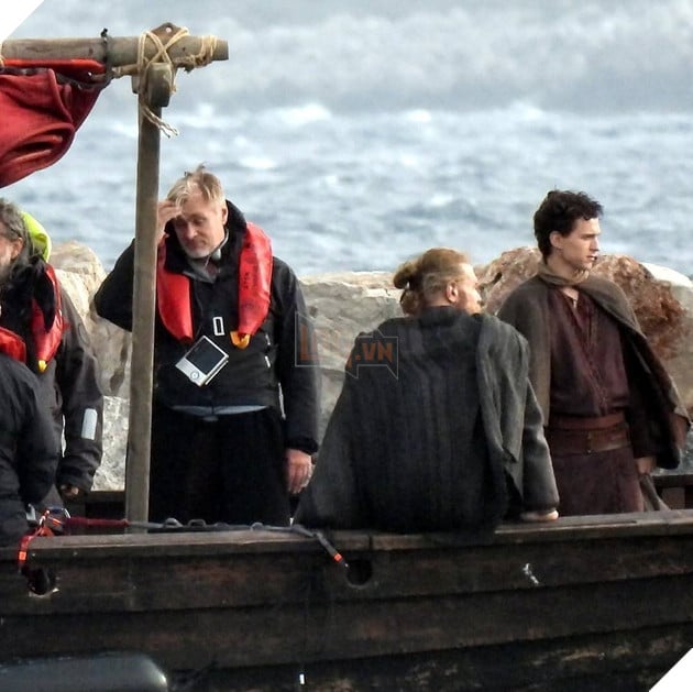 Dao Dien Christopher Nolan Quay The Odyssey Tren Bien That De Tai Hien Hanh Trinh Cua Odysseus Hình ảnh nhà làm phim Christopher Nolan, sao nam Tom Holland và dàn ê kíp sản xuất phim The Odyssey tại bãi biển.