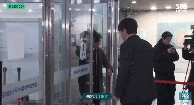 Bi kịch tái diễn: Nam diễn viên Penthouse từng gục ngã tại đám tang của Lee Sun Kyun, giờ ra đi theo cách giống hệt bạn thân- Ảnh 7. Bi kịch tái diễn: Nam diễn viên Penthouse từng gục ngã tại đám tang của Lee Sun Kyun, giờ ra đi theo cách giống hệt bạn thân- Ảnh 7.