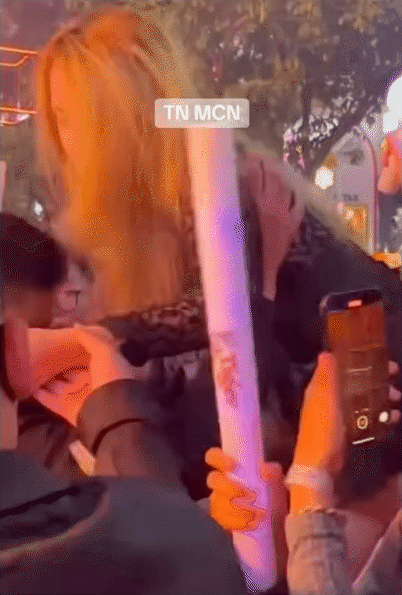 Hot nhất MXH: Sơn Tùng ôm chặt fan nữ nhưng mặt như sắp khóc tới nơi- Ảnh 6. Hot nhất MXH: Sơn Tùng ôm chặt fan nữ nhưng mặt như sắp khóc tới nơi- Ảnh 6.