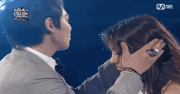 Sốc với nụ hôn nóng nhất lịch sử MAMA, "tấm chiếu mới" xem đến đâu ngại đến đấy! chrome capture 2025 11 30 1764473418764622563953 1764487637078 17644876372542044784563 0 0 352 673 crop 17644878759411679732145gifpng