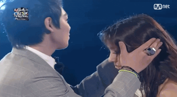 Sốc với nụ hôn nóng nhất lịch sử MAMA,