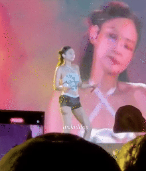 Jennie (BLACKPINK) cứ diễn concert là ngập tranh cãi: Lười hát lười cả nhảy, ngày càng hở hang?- Ảnh 7.
