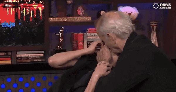 Phẫn nộ tài tử 74 tuổi trắng trợn quấy rối nữ diễn viên ngay trên sóng trực tiếp 28 Phẫn nộ tài tử 74 tuổi trắng trợn quấy rối nữ diễn viên ngay trên sóng trực tiếp chrome capture 2025 4 3 174368288764162314409 1743686121551 1743686123027866422164 1743732791499 17437327931961157091860 0 0 328 627 crop 17437328650552076711506gifpng