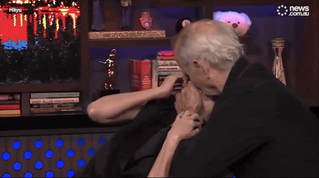 Phẫn nộ tài tử 74 tuổi trắng trợn quấy rối nữ diễn viên ngay trên sóng trực tiếp- Ảnh 1. Phẫn nộ tài tử 74 tuổi trắng trợn quấy rối nữ diễn viên ngay trên sóng trực tiếp- Ảnh 1.