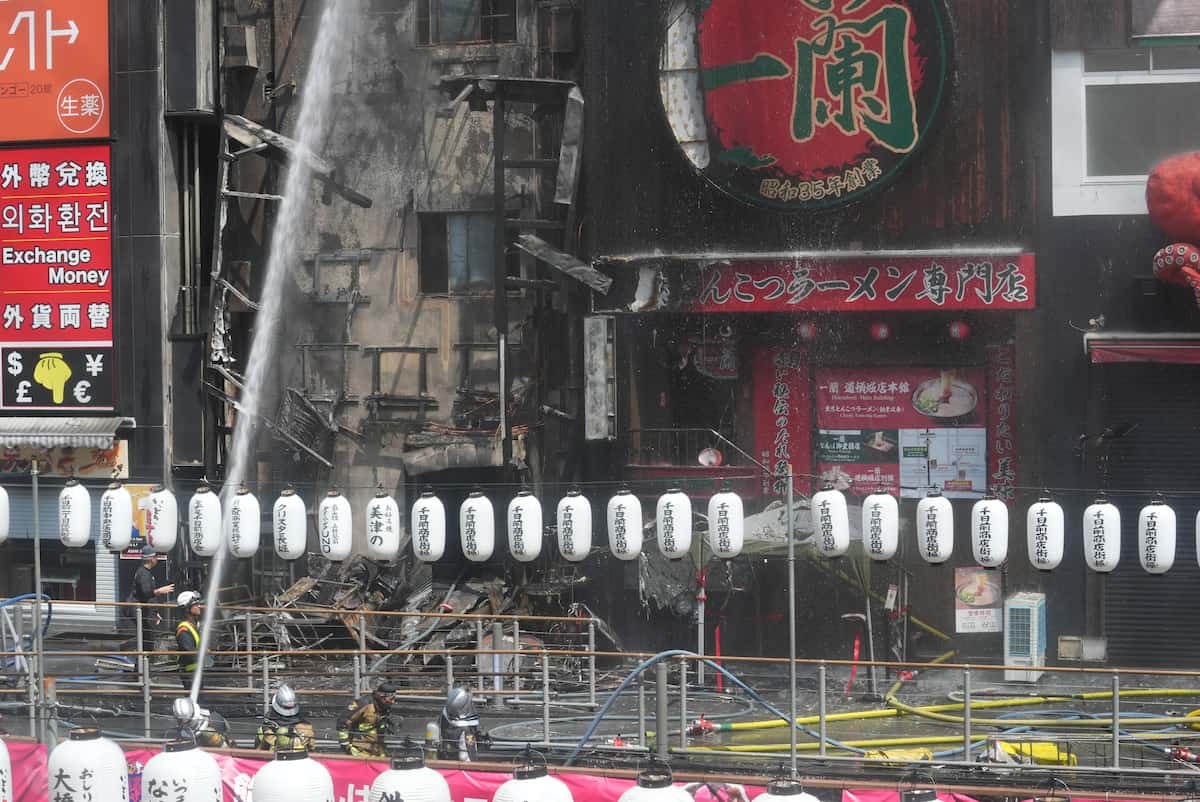 Cháy lớn tại khu phố sầm uất ở Osaka khiến 2 lính cứu hoả thiệt mạng, nhiều người nhập viện, huy động 70 xe chữa cháy- Ảnh 2. Cháy lớn tại khu phố sầm uất ở Osaka khiến 2 lính cứu hoả thiệt mạng, nhiều người nhập viện, huy động 70 xe chữa cháy- Ảnh 2.