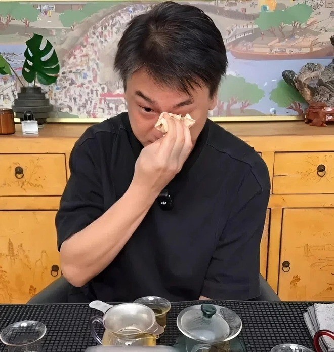 cht2-1752810429-341-width660height695 Chu Hiếu Thiên xúc động trong buổi livestream. Ảnh: QQ.