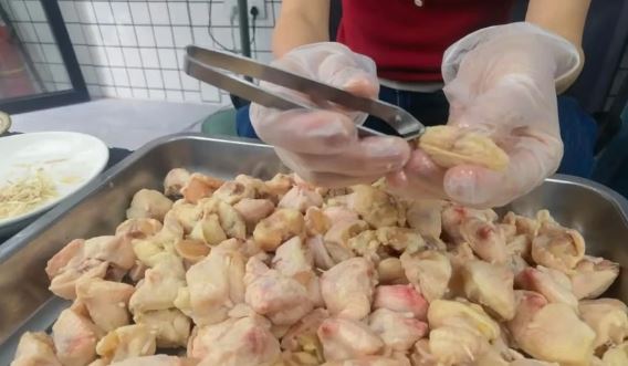 Chủ quán ăn kiếm 700 triệu/tháng nhờ livestream nhổ lông phao câu gà- Ảnh 1. Chủ quán ăn kiếm 700 triệu/tháng nhờ livestream nhổ lông phao câu gà- Ảnh 1.