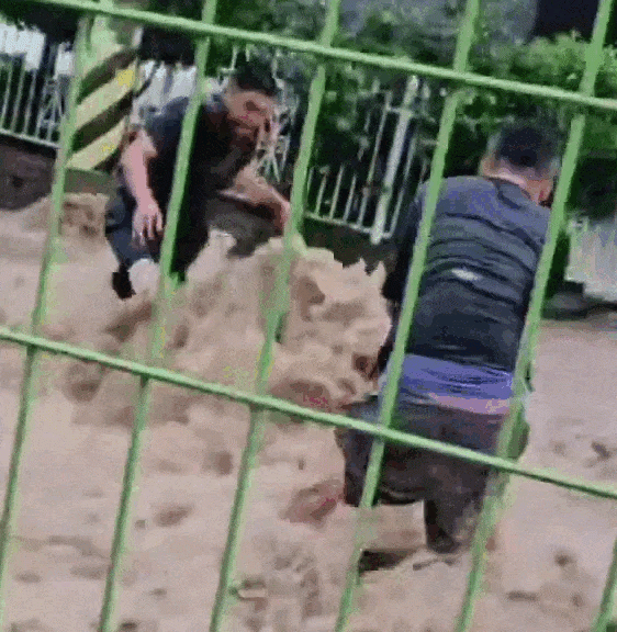 Chủ tiệm ô tô và nhân viên hết mình giải cứu cụ ông 70 tuổi giữa dòng nước xiết - 2