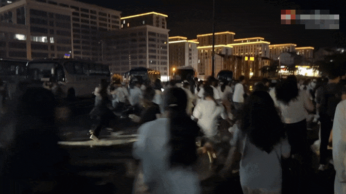 Chưa từng có ở showbiz: 10.000 người xếp hàng xuyên đêm để gặp mỹ nhân chỉ cao 1m45 - 3