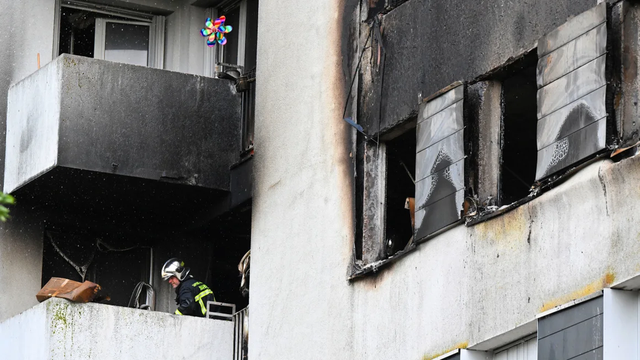 Hiện trường cháy chung cư khiến 33 người thương vong: Ám ảnh cảnh tượng bé trai tử vong sau khi nhảy từ tầng 4 thoát thân- Ảnh 1.