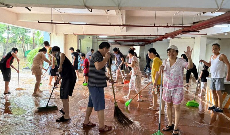 chung-cu-don-1-1759385409-176-width800height470 Cư dân Hà Nội chung tay dọn dẹp sau 48 giờ chống chọi ngập nặng - 4