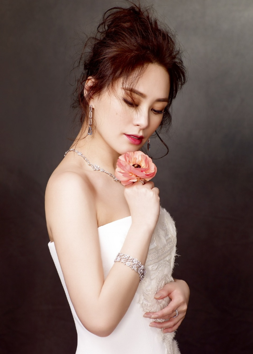 Nữ diễn viên sụp đổ hình tượng Nữ diễn viên sụp đổ hình tượng