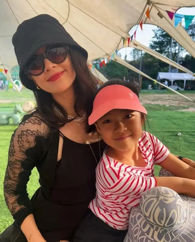 Chương Tử Di giành lại quyền nuôi con sau 2 năm ly hôn- Ảnh 4. Chương Tử Di giành lại quyền nuôi con sau 2 năm ly hôn- Ảnh 4.