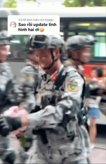 Chuyện tình được cả nước mong thành đôi của chiến sĩ diễu binh và cô gái tặng hoa - 1