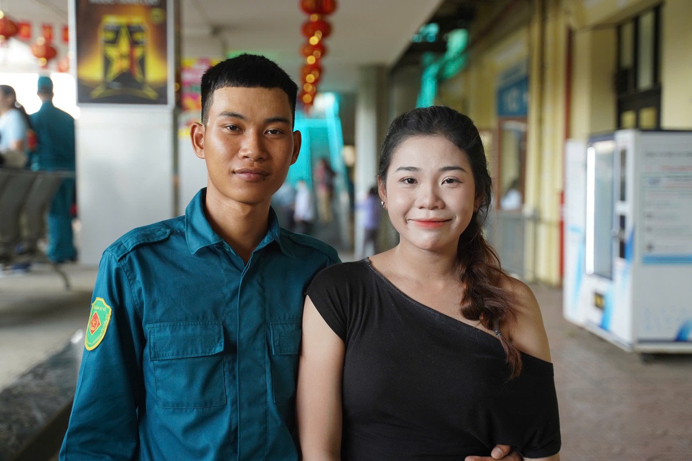 Chiến sĩ Dương Ngọc Sinh và bạn gái quen nhau trong những tháng ngày chàng chiến sĩ trẻ tập luyện trên thao trường.