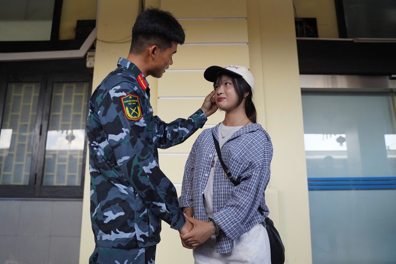 Khoảnh khắc chàng chiến sĩ trẻ chuẩn bị chia xa người yêu sau Đại lễ 2/9.
