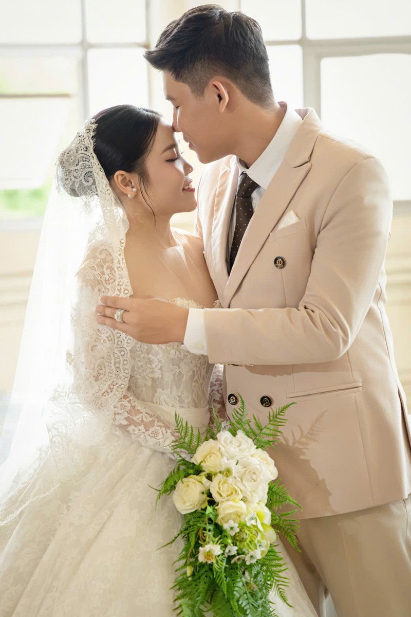 Cô dâu Đồng Tháp đeo vương miện vàng gây sốt, tiết lộ điều ý nghĩa - 2