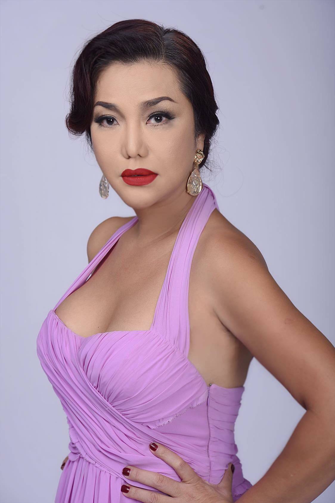 Ca sĩ chuyển giới đầu tiên của Việt Nam: 13 năm độc thân, thờ chồng, U60 vẫn thích chơi búp bê- Ảnh 1.