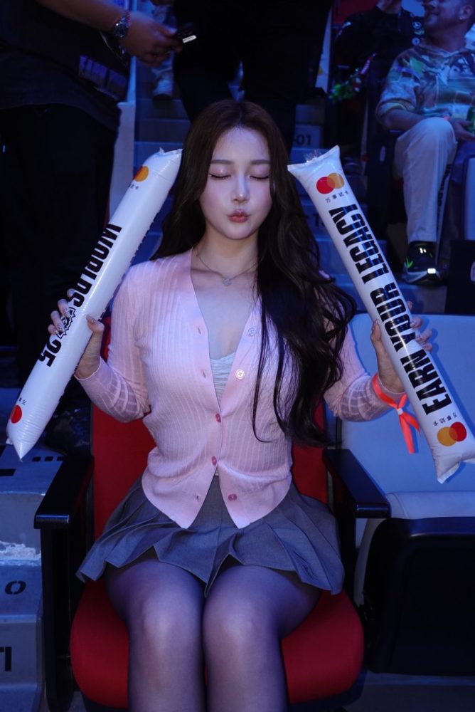 Nữ BLV cũng xuất hiện khán đài trận CKTG Nữ BLV cũng xuất hiện khán đài trận CKTG