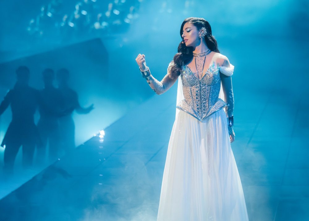 Chrissy Costanza - nổi tiếng với Legends Never Die năm 2017 Chrissy Costanza - nổi tiếng với Legends Never Die năm 2017