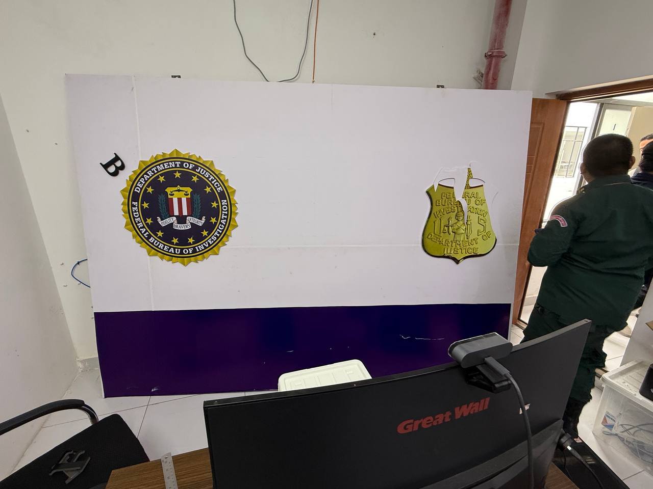 24 buồng gọi, 19 hộ chiếu, 20 điện thoại và phông nền FBI: Đột kích bên trong hang ổ lừa đảo xuyên quốc gia tại Campuchia- Ảnh 3. 24 buồng gọi, 19 hộ chiếu, 20 điện thoại và phông nền FBI: Đột kích bên trong hang ổ lừa đảo xuyên quốc gia tại Campuchia- Ảnh 3.