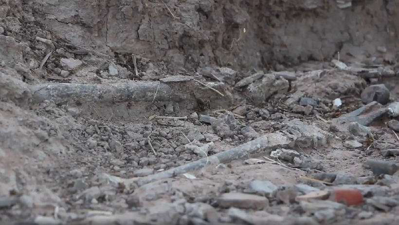 Clip: Cuốc đất trồng sắn, anh nông dân phát hiện thứ Clip: Cuốc đất trồng sắn, anh nông dân phát hiện thứ