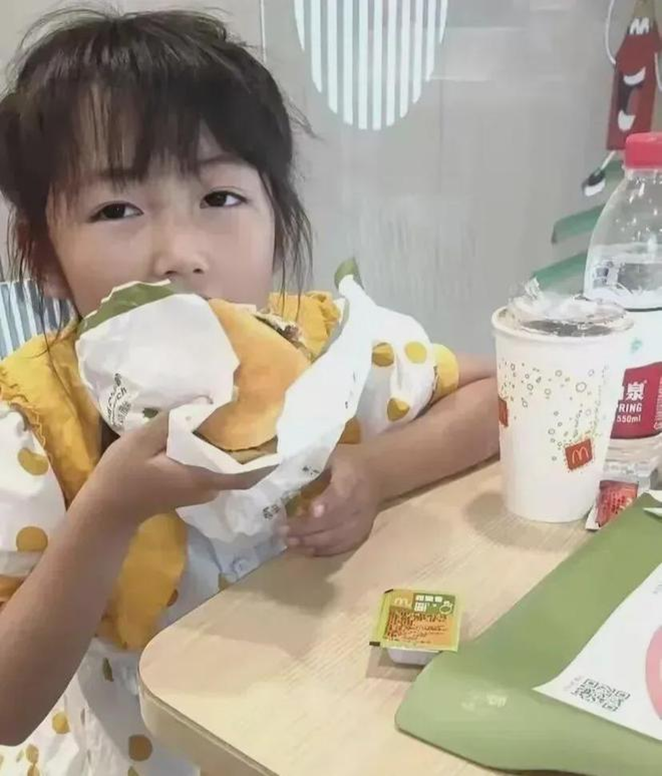 Cô bé 2 tuổi từng nằm dưới mộ mỗi ngày để Cô bé 2 tuổi từng nằm dưới mộ mỗi ngày để