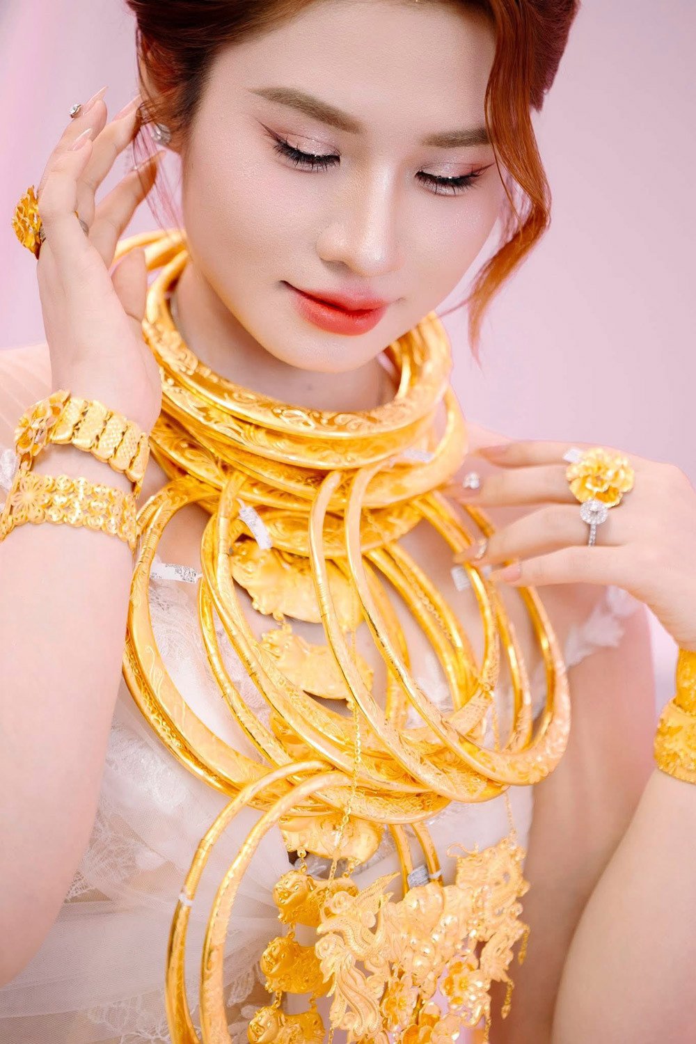 Cô dâu Tiền Giang đeo vàng kín cổ trong ngày cưới, màn trao quà kéo dài 30 phút - 1