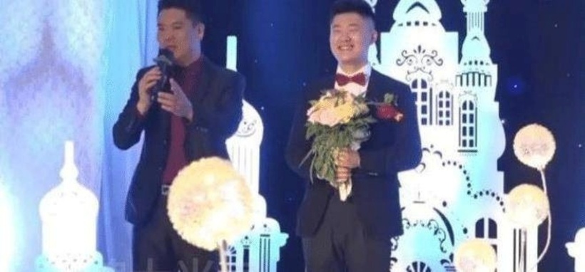 Cô dâu nặng 200kg được 4 người