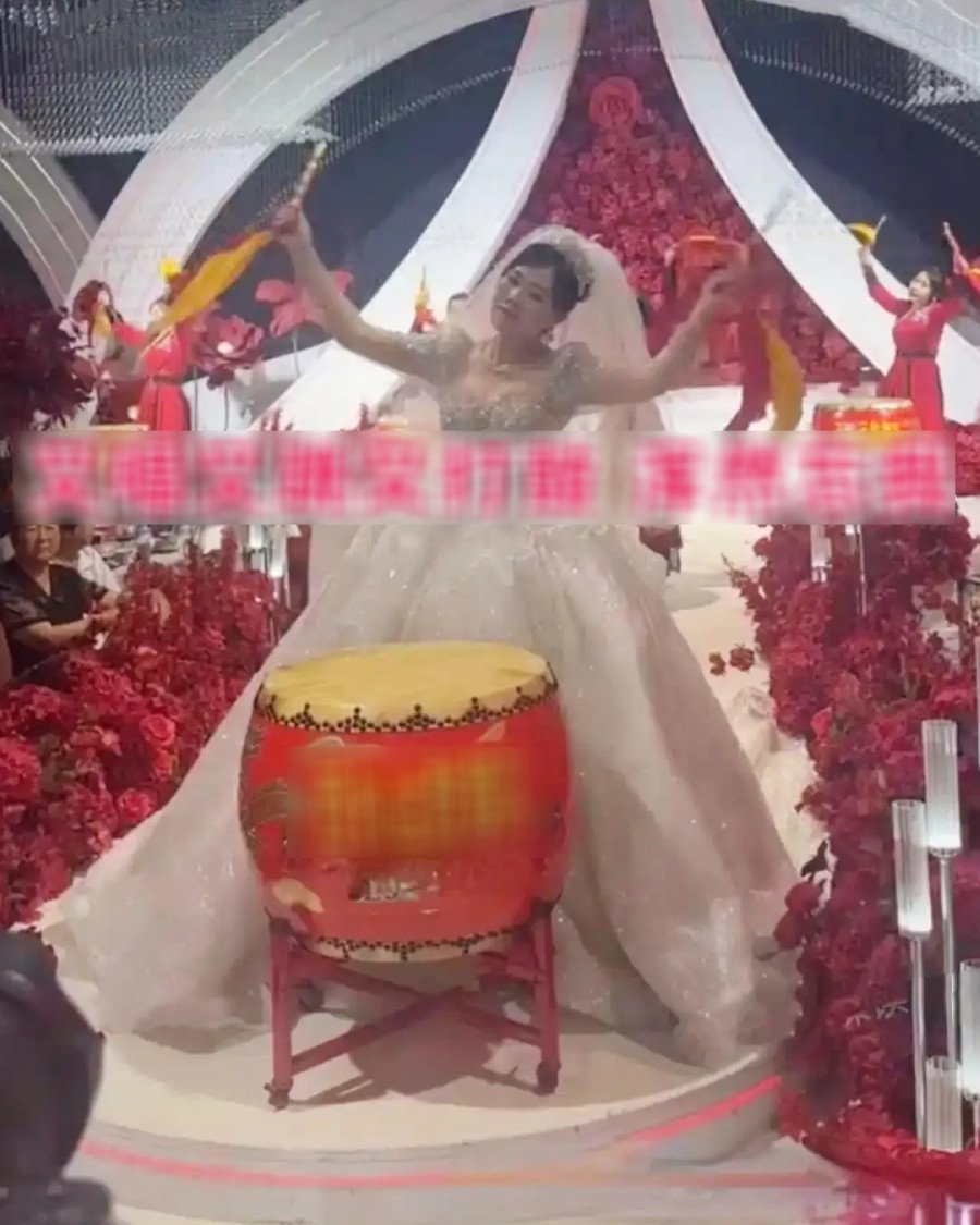 Cô dâu 38 tuổi nhảy múa, đánh trống tưng bừng trong đám cưới, khách ngán ngẩm - 1