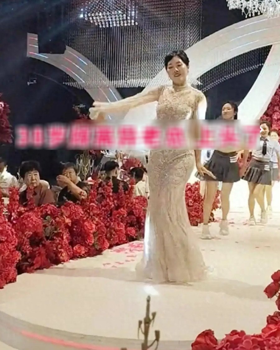 Cô dâu biểu diễn trong đám cưới. Ảnh: Sohu