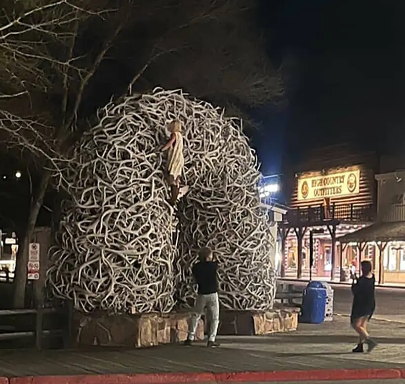 Một người phụ nữ mặc váy đang leo vòm gạc nai cũng bị phát hiện.