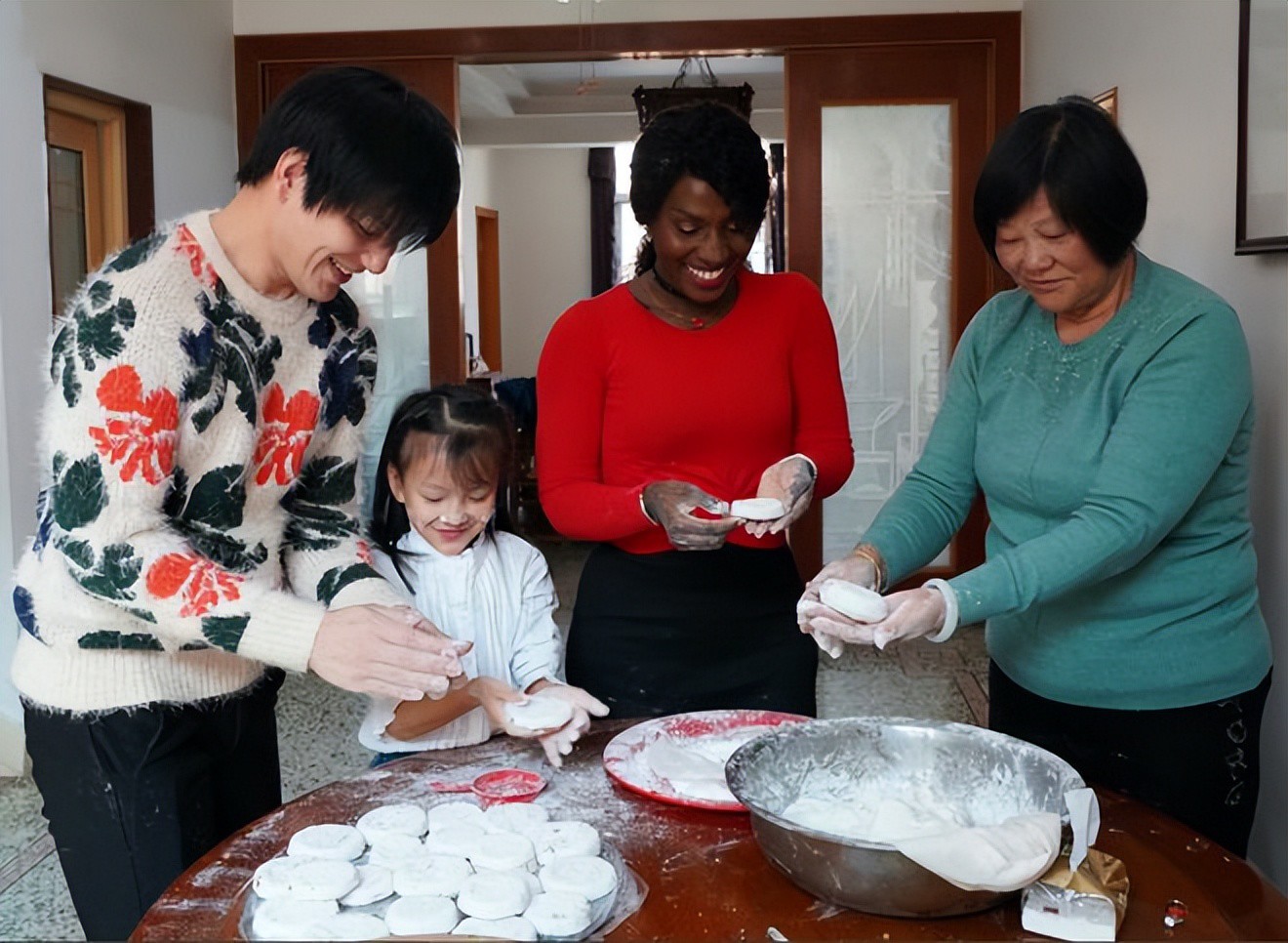 co-gai-chau-phi-bi-cam-nang-qua-tam-anh-quyet-cuoi-chang-trai-tung-mot-lan-do-6-1759850020-889-width1320height966 Cô gái châu Phi bị “cảm nắng” qua tấm ảnh, quyết cưới người đàn ông từng qua một lần đò - 3