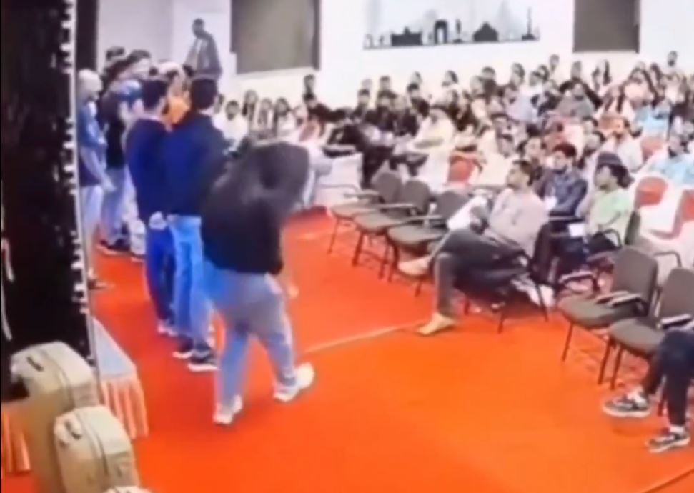 Đang đứng trên sân khấu, cô gái đột nhiên ngã gục rồi tử vong- Ảnh 1.