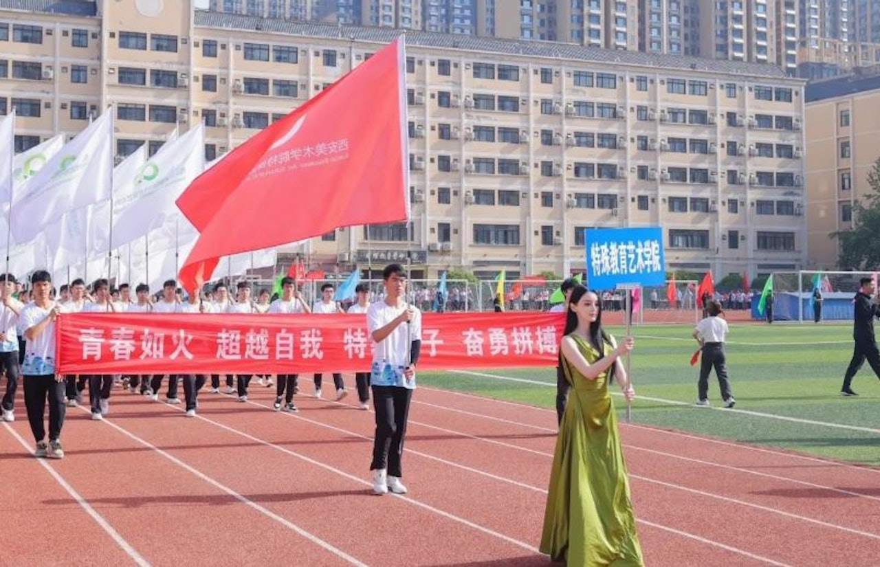 co-gai-xinh-dep-nhu-ai-cam-bang-chi-dan-tai-hoi-thao-gay-sot-4-1745565502-642-width1280height825 Cô gái xinh đẹp như AI cầm bảng chỉ dẫn tại hội thao gây sốt - 2