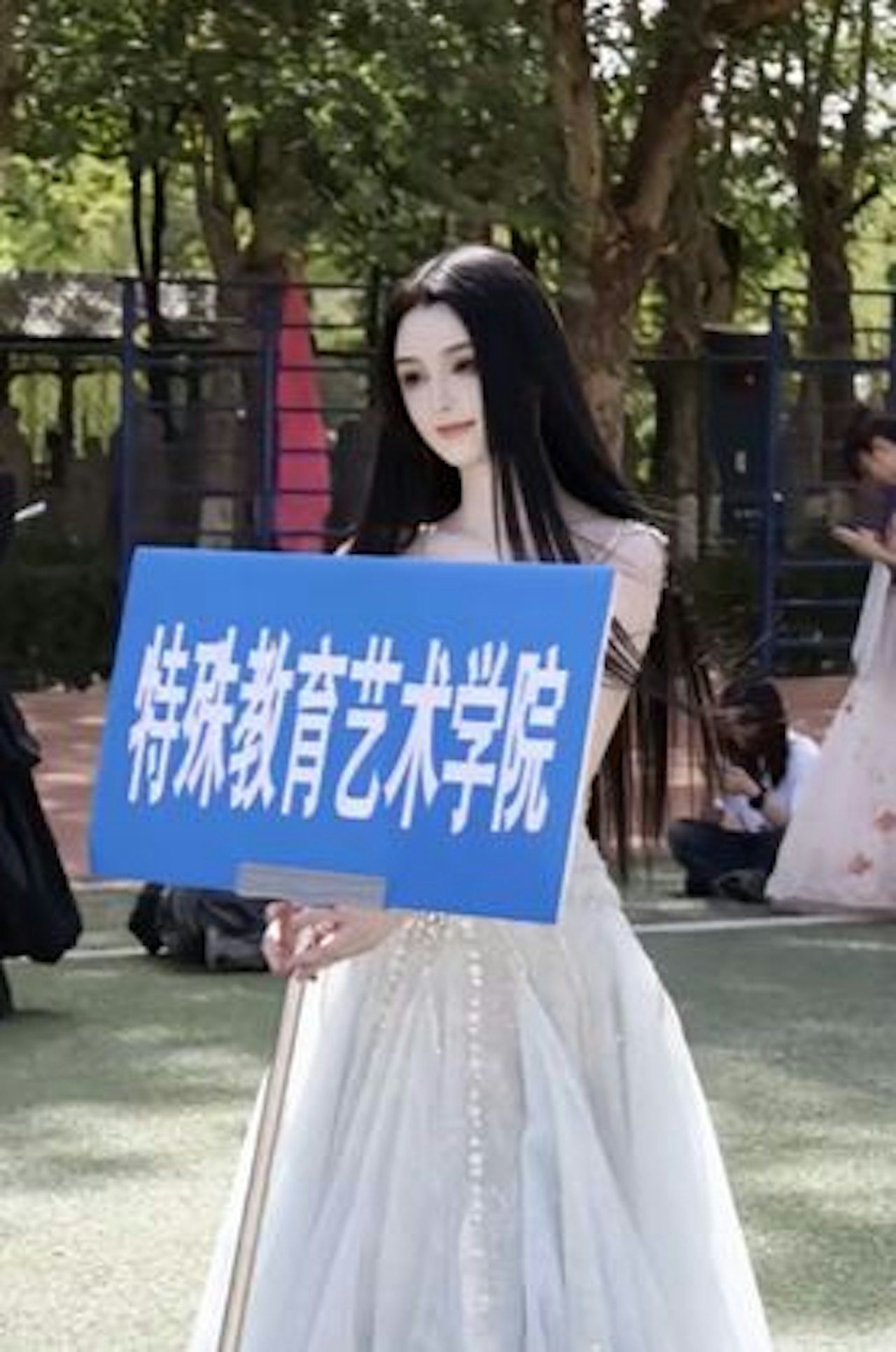 co-gai-xinh-dep-nhu-ai-cam-bang-chi-dan-tai-hoi-thao-gay-sot-5-1745565519-839-width1280height1931 Cô gái xinh đẹp như AI cầm bảng chỉ dẫn tại hội thao gây sốt - 3