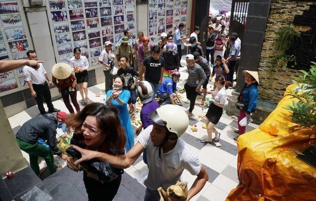 co-hon-2-1758091496-273-width621height395 Niềm tin cho rằng phải có đông người giật mới may mắn hoàn toàn trái với tinh thần từ bi và bình đẳng trong Phật pháp.