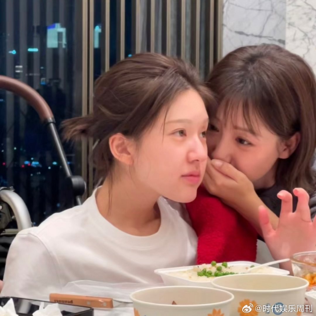 Triệu Lộ Tư lộ diện gây sốc sau đột quỵ: Phải có người bế, tay không cầm nổi thìa, nhai nuốt cũng khó khăn- Ảnh 7. Triệu Lộ Tư lộ diện gây sốc sau đột quỵ: Phải có người bế, tay không cầm nổi thìa, nhai nuốt cũng khó khăn- Ảnh 7.